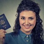 Mulher segurando o passaporte dos EUA