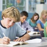 Adolescentes estudando