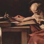 Homem segurando um livro e escrevendo em outro com uma caveira em cima