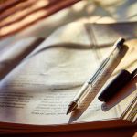 Livro com uma caneta em cima