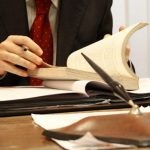 Mulher segurando um livro e passando as páginas