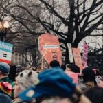 Pessoas em um protesto com placas para cima