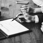 Pessoas mexendo em um tablet