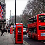 Rua da Inglaterra com sua bandeira, caixa de telefone e ônibus