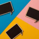 Balões de diálogo em cima de papéis coloridos