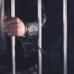 Homem atrás das grades