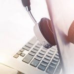 Fone em cima do notebook