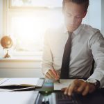 Homem passando um marca texto em um papel