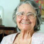 Raquel de Queiroz sorrindo