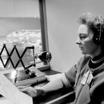 Intérprete analisando um papel