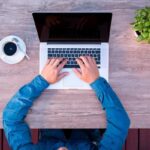 Homem digitando no notebook