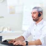 Pessoa realizando uma tradução