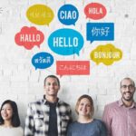 Pessoas com balões de diálogo acima da cabeça