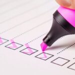 Marca texto riscando um check-list