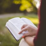 Mulher segurando um livro na mão