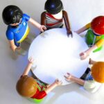 Bonecos em volta de uma mesa