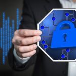 Uma mão segurando a imagem de um cadeado