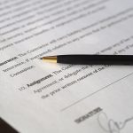 Caneta em cima de um papel