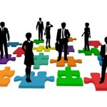 Pessoas em cima de quebra cabeça