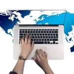 Pessoa mexendo no notebook