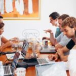 Pessoas analisando o computador