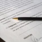 Caneta preta em cima de um papel