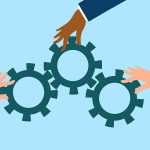 mãos segurando uma engrenagem