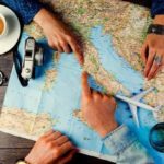 Pessoas analisando o mapa mundi