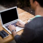 Homem mexendo no notebook