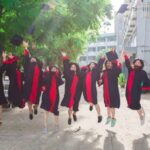 Garotas comemorando a formatura