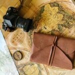 Câmera fotográfica em cima do mapa mundi