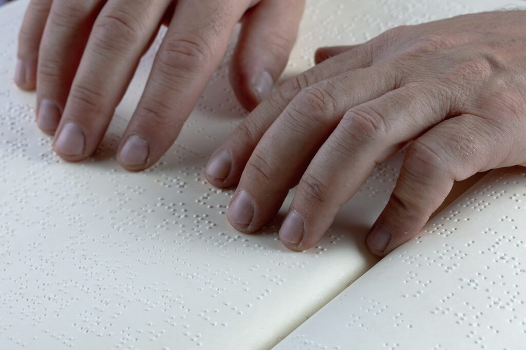 Braille em pontos turísticos como meio de tornar a cidade mais acessível