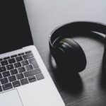 Notebook e fone de ouvido