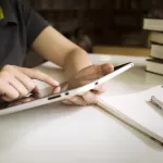 Pessoa mexendo no tablet