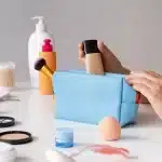 Pessoa mexendo na necessaire de maquiagem