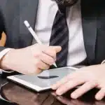 Pessoa fazendo assinatura digital