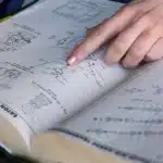 Pessoa analisando equipamentos médicos