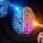 Mão humana e mão de robô tocando um cérebro digital