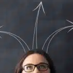 Mulher com setas saindo da cabeça